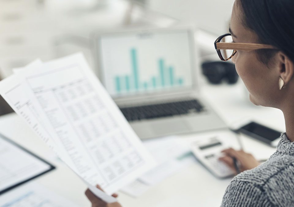 Mulher aprovando contas da empresa