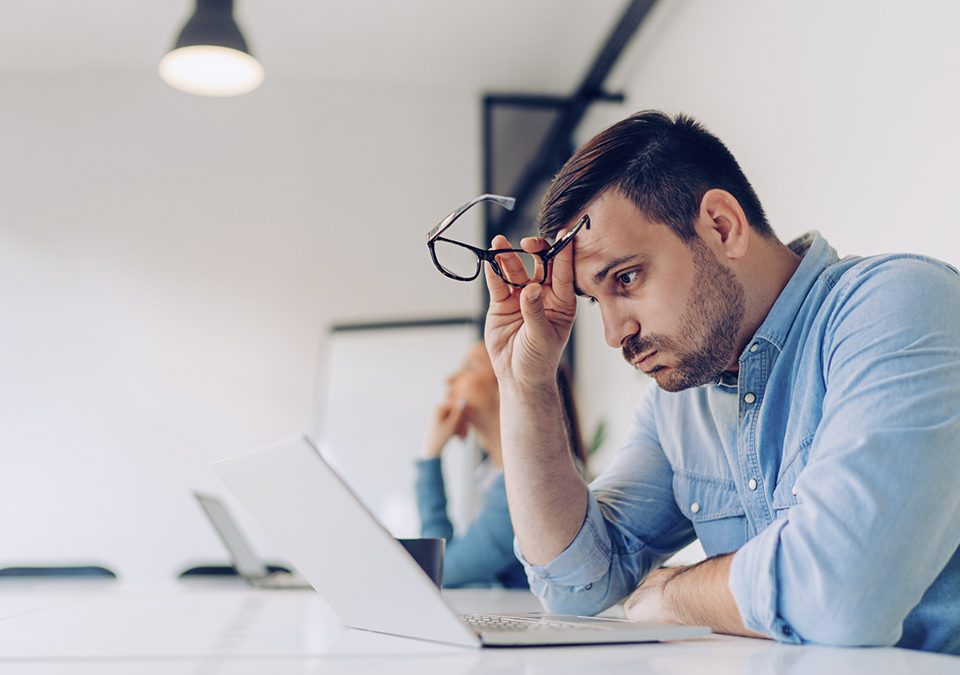 Empreeendedor nervoso com ausência de funcionário